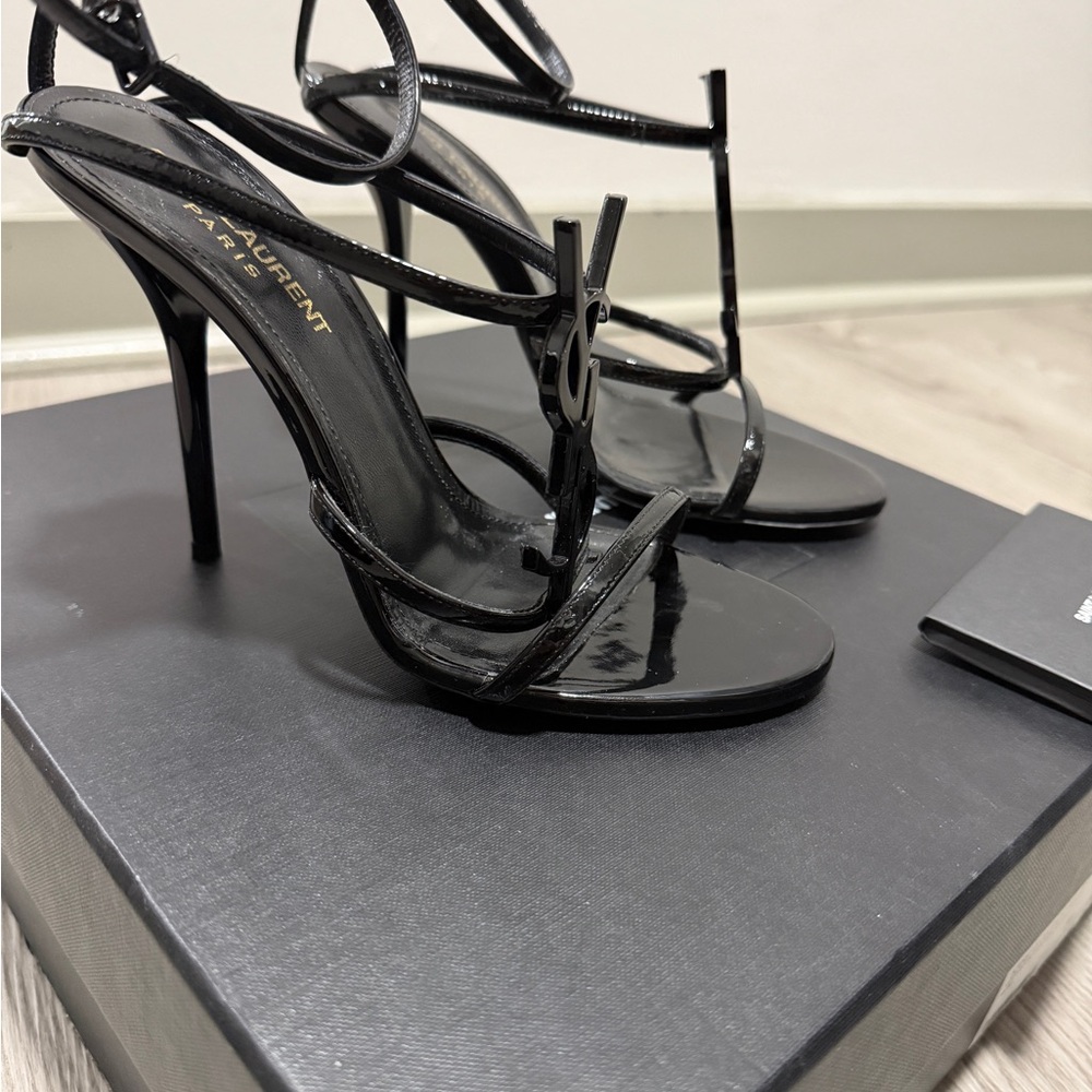 Saint Laurent
Cassandra Leather Sandals size 36